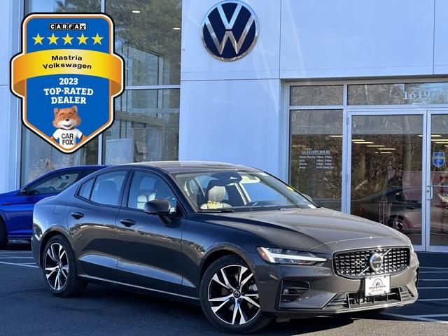 2024 volvo s60 b5 plus dark theme