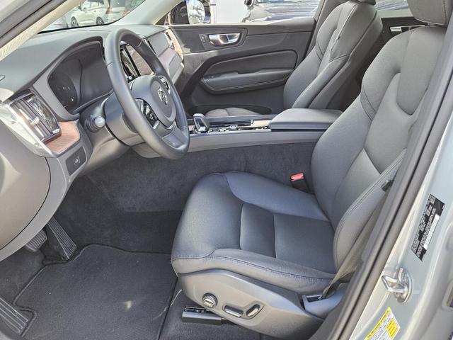 2024 volvo xc60 b5 plus dark theme