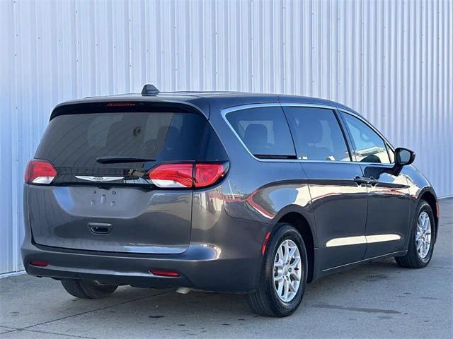 2022 chrysler voyager lx