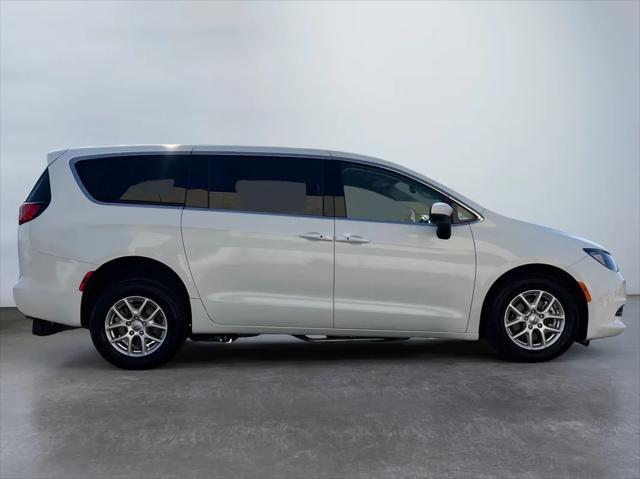 2022 chrysler voyager lx