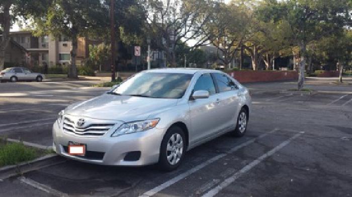 2010 toyota camry le v4 automatic -- silver -- excellent condition - low miles in los angeles, ca