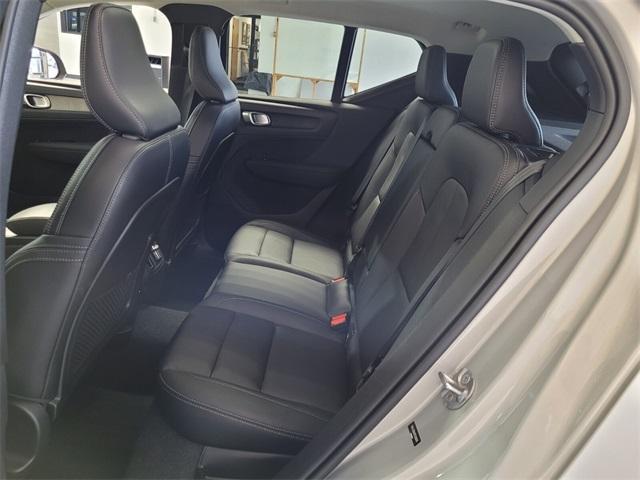 2024 volvo xc40 b5 core bright theme