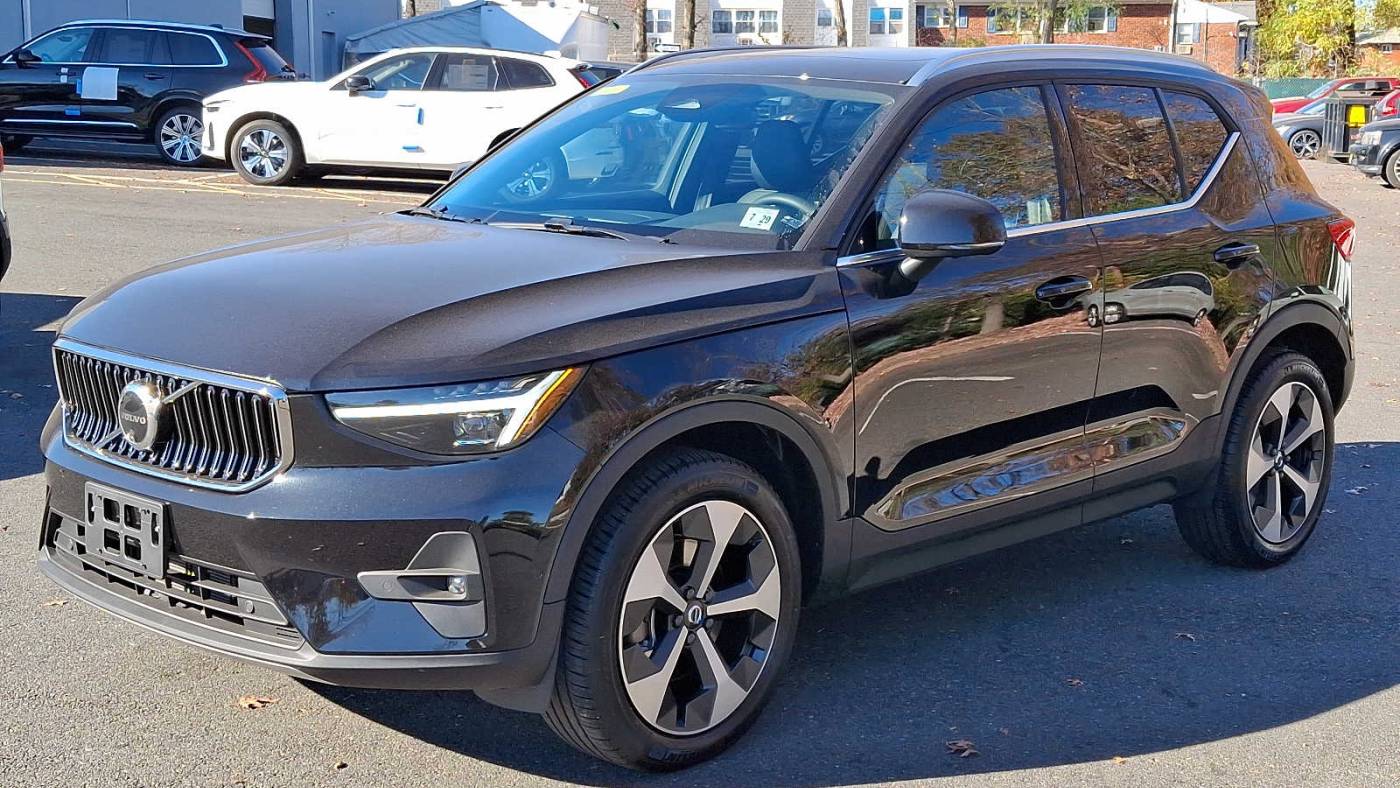 2025 volvo xc40 b5 plus bright theme