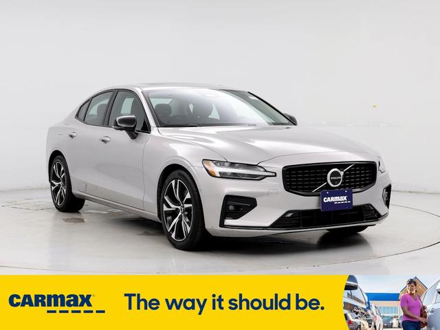 2024 volvo s60 b5 plus dark theme