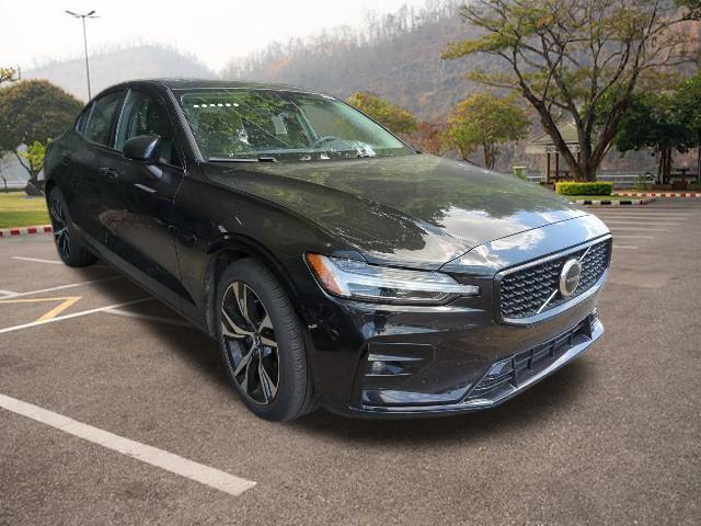 2024 volvo s60 b5 core dark theme