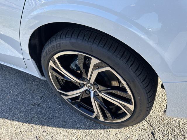 2024 volvo s60 b5 core dark theme