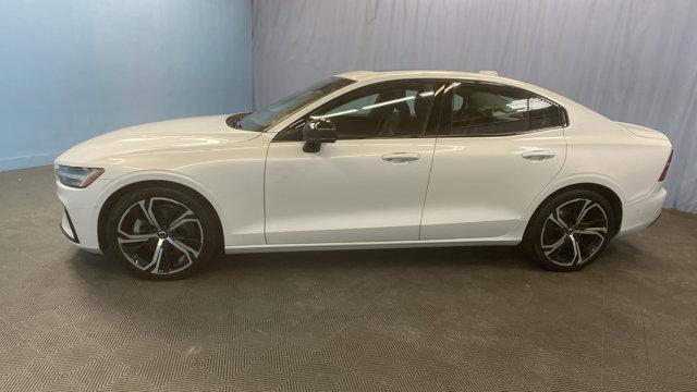 2024 volvo s60 b5 plus dark theme