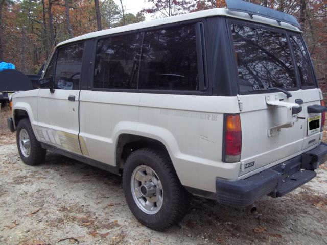 1986 isuzu trooper ii 5 spd 4x4 a/c round lights split rear seat sliding windows