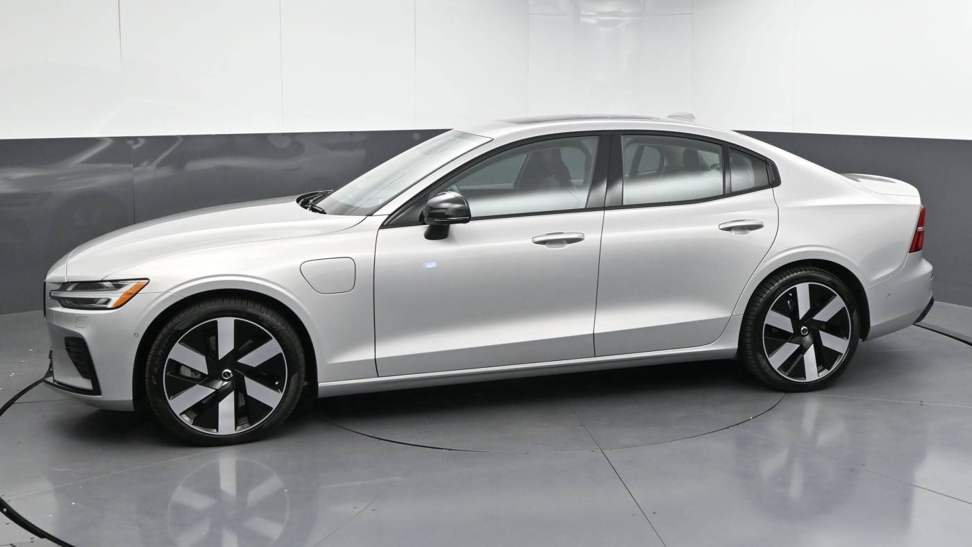 2024 volvo s60 recharge t8 plus dark theme