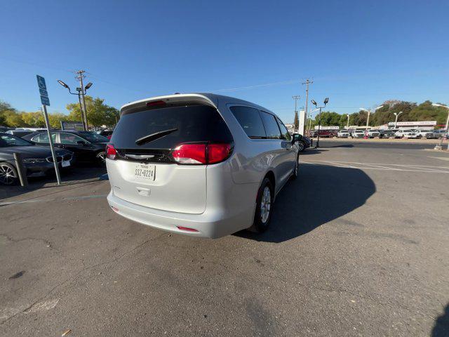 2023 chrysler voyager lx