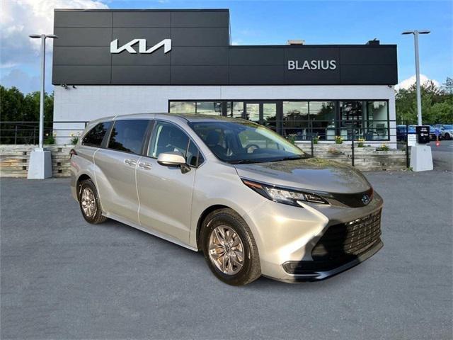 2023 toyota sienna le