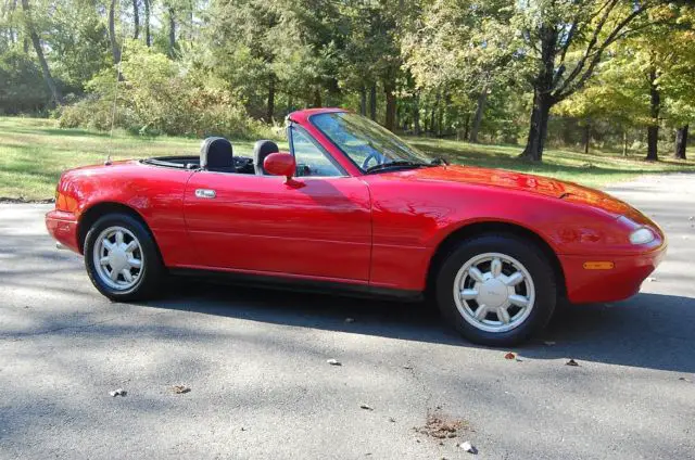 1992 mazda miata mx 5, low mileage, runs looks great, original condition, 2 tops