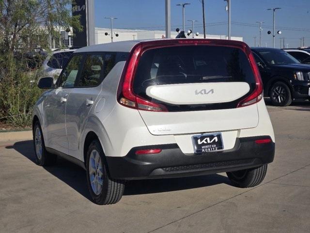 2022 kia soul lx