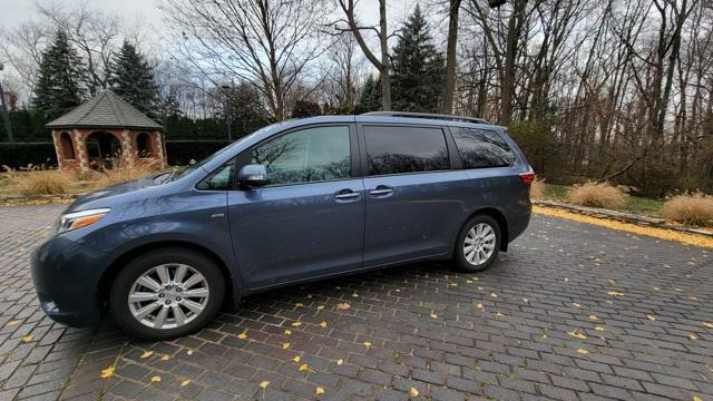 2017 toyota sienna se