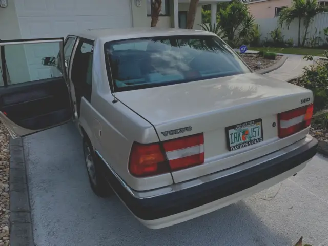 1994 volvo 960 white , pristine condition . only couple owners, low miles