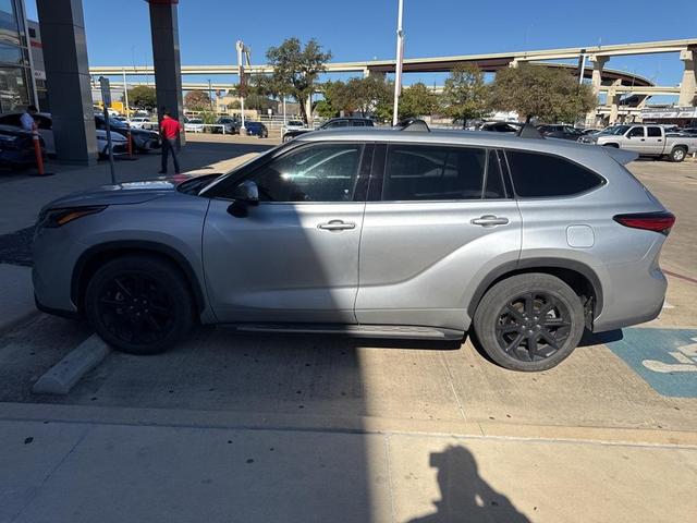2022 toyota highlander le