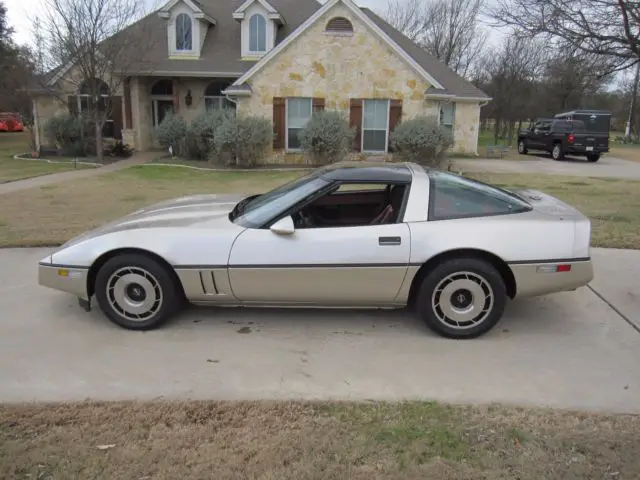 1985 chevrolet corvette very nice condition, runs great!