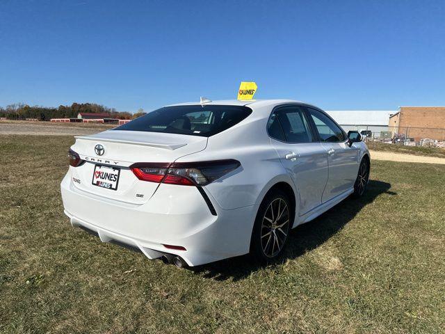 2022 toyota camry se