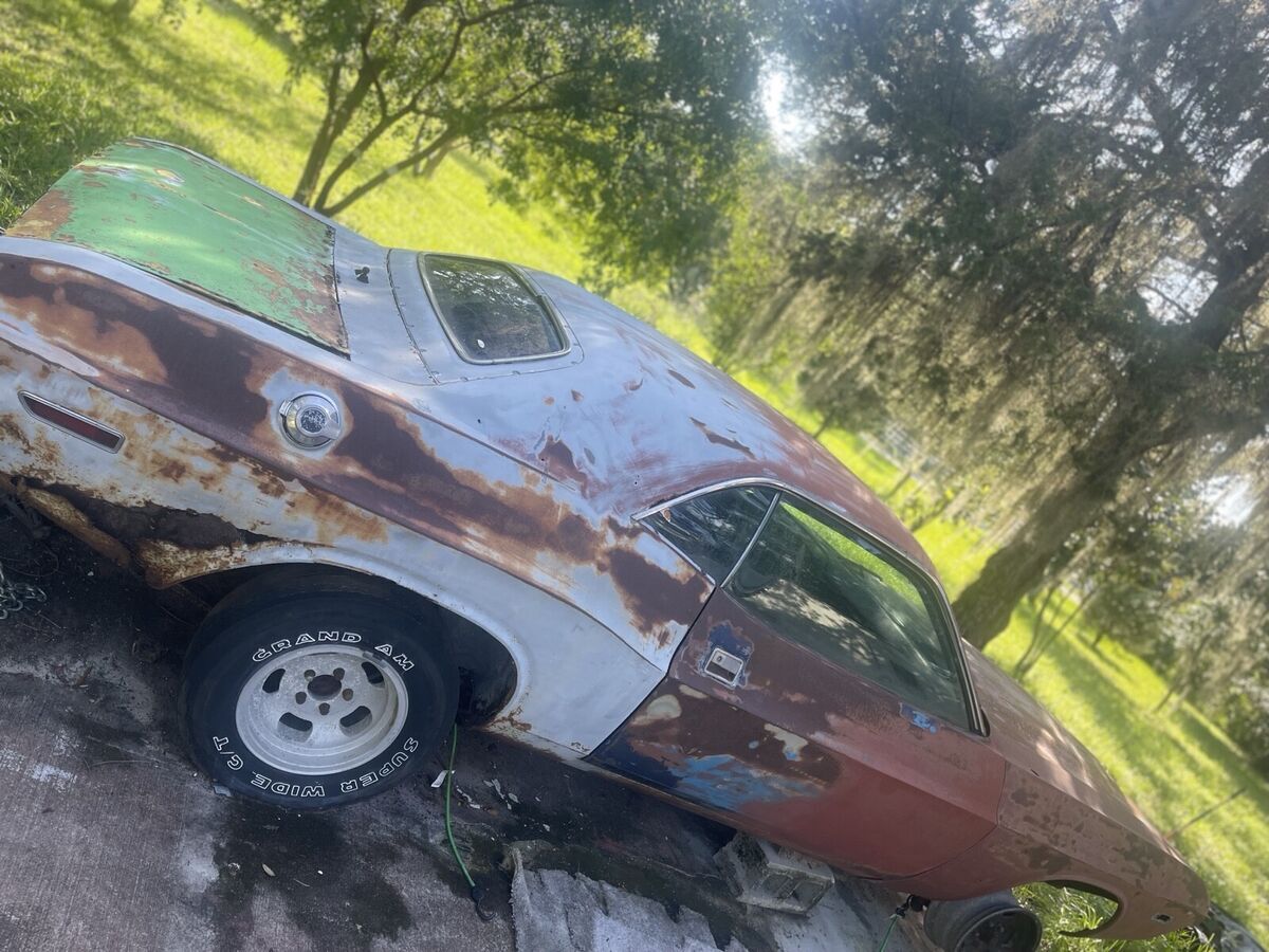 1970 dodge challenger coupe purple se