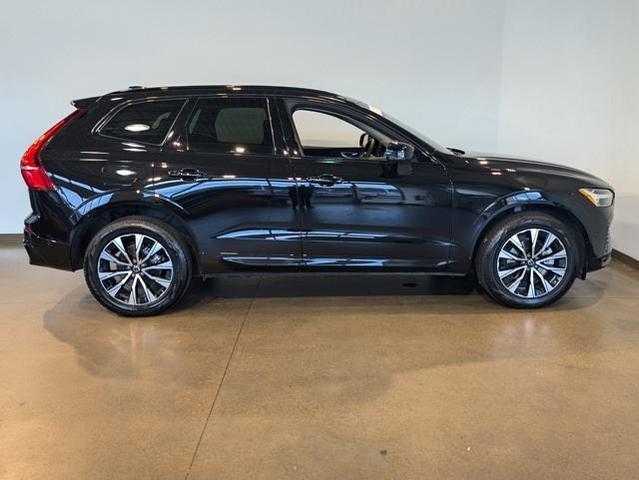 2024 volvo xc60 b5 plus dark theme