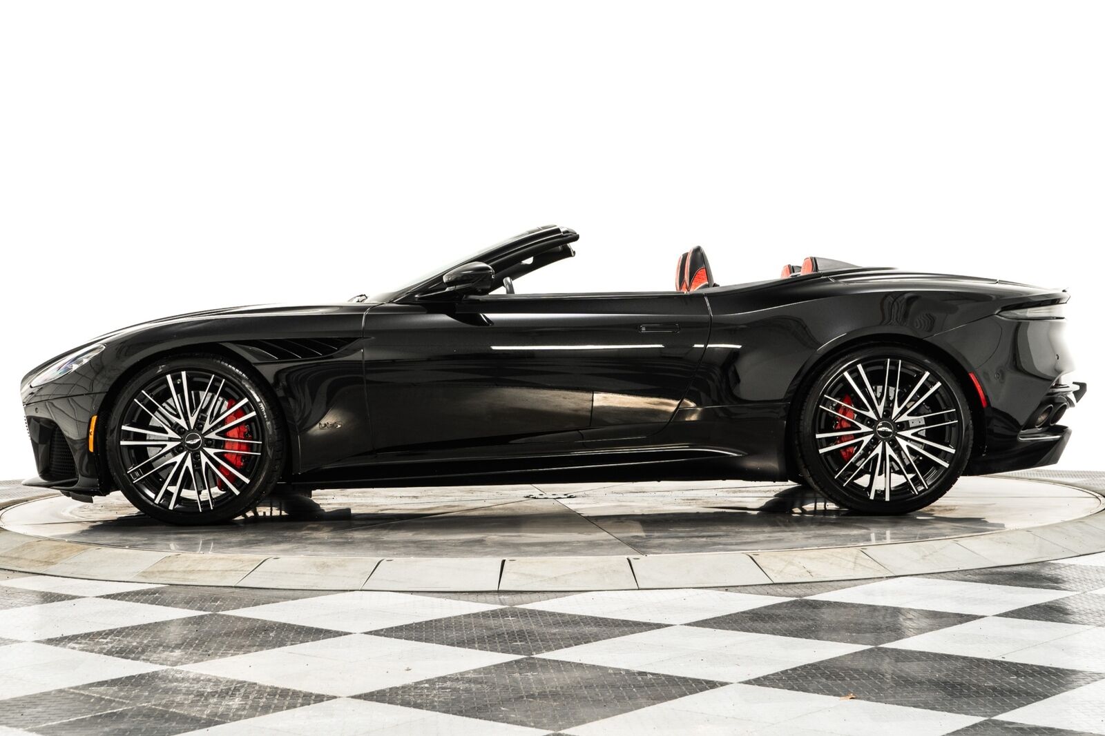 2022 aston martin dbs volante