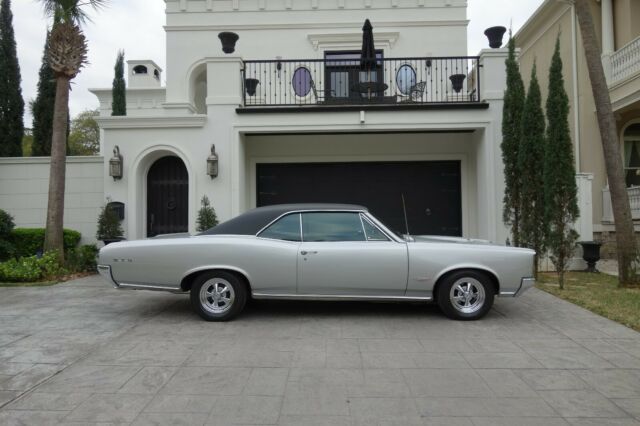 1966 pontiac gto, 389 v8, 3 deuce carbs, 700r4 transmission, 3.90 rear end, ac