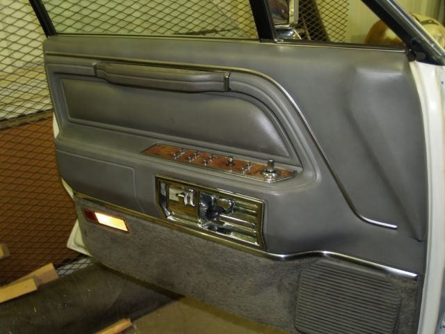 1986 lincoln town car signature series one owner
