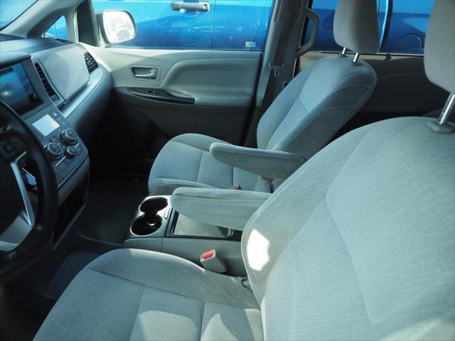 2016 toyota sienna le