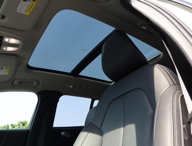 2024 volvo xc40 b5 awd plus dark theme