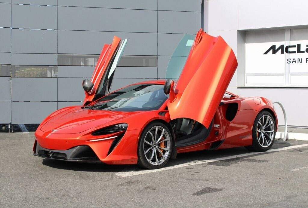 2023 mclaren artura techlux