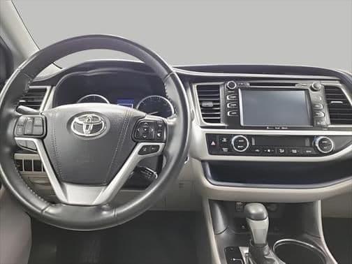 2019 toyota highlander xle in appleton, wisconsin