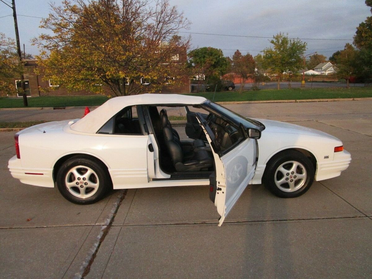 1993 oldsmobile cutlass convertible - auto - air - eye catcher - clean in & out