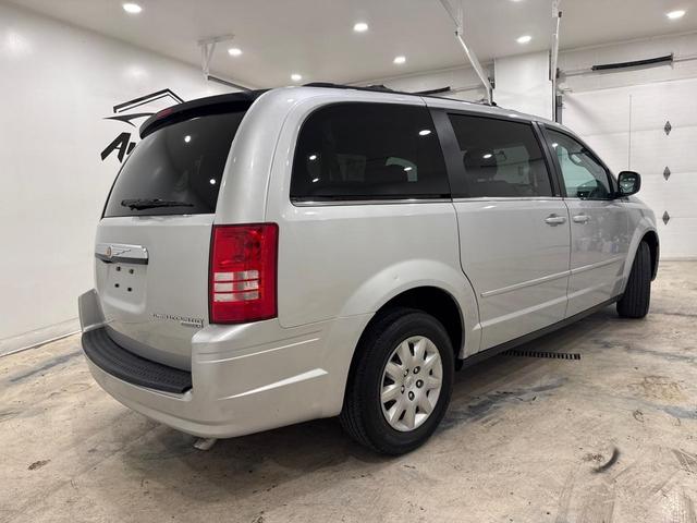 2010 chrysler town & country lx