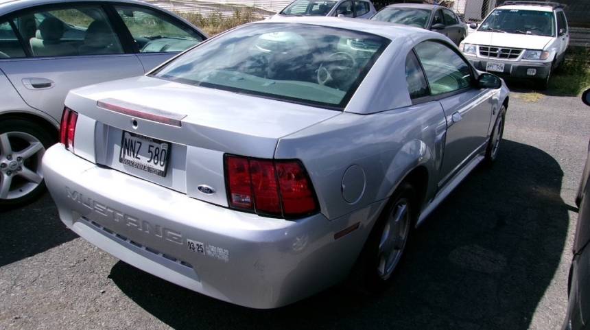 2004 ford mustang base
