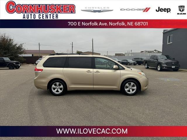 2011 toyota sienna le