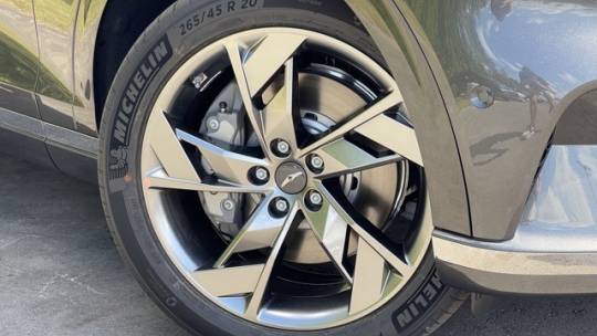 2023 genesis electrified gv70 base