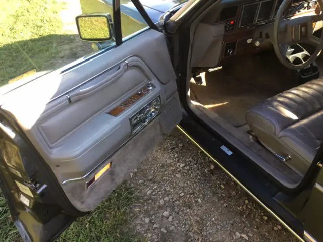 1989 lincoln town car base. excellent condition