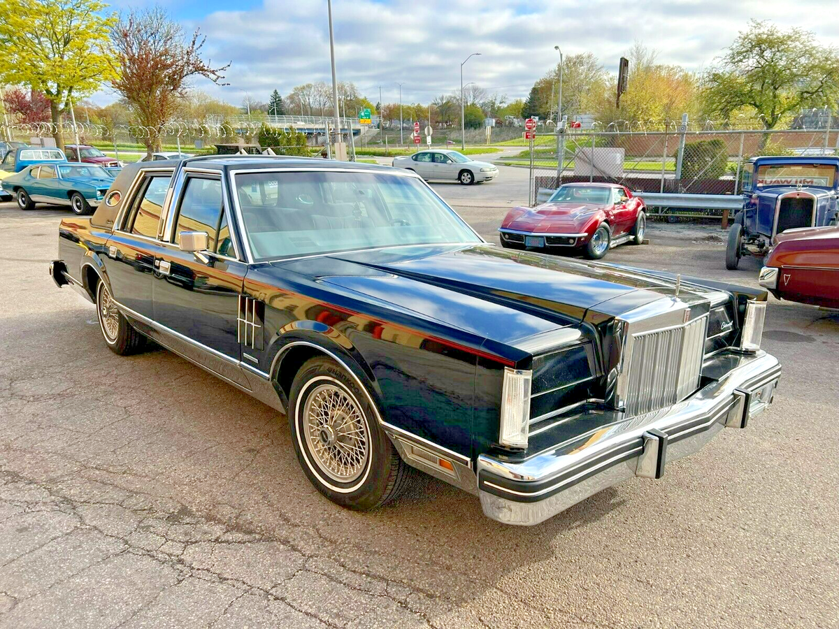 1983 lincoln town car signature series