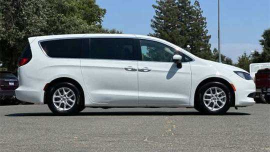 2022 chrysler voyager lx