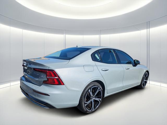 2024 volvo s60 b5 core dark theme
