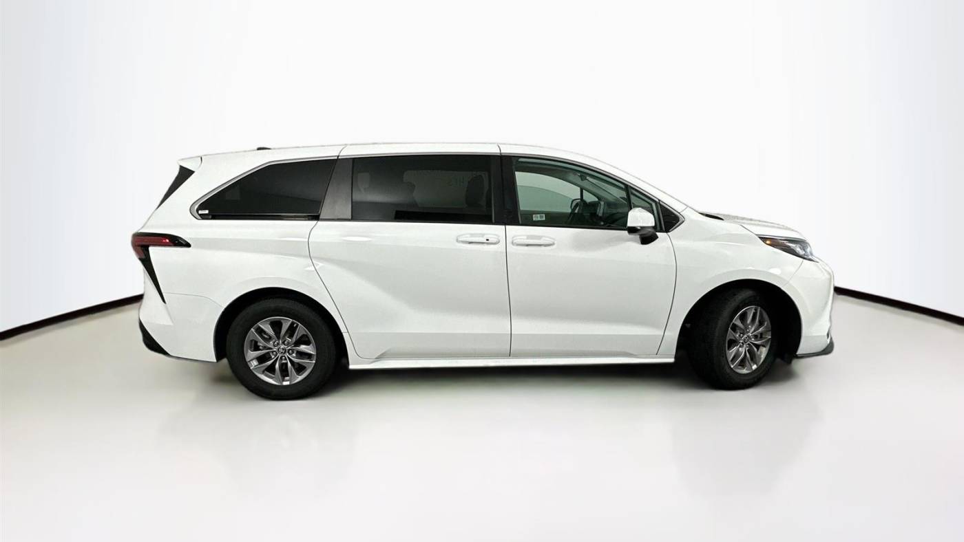 2022 toyota sienna le 8-passenger