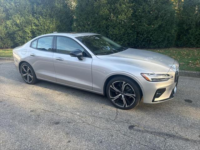 2024 volvo s60 plus dark theme