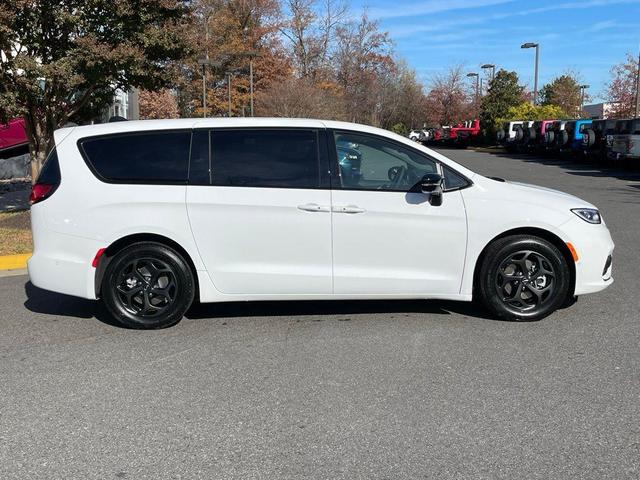 2024 chrysler pacifica hybrid select
