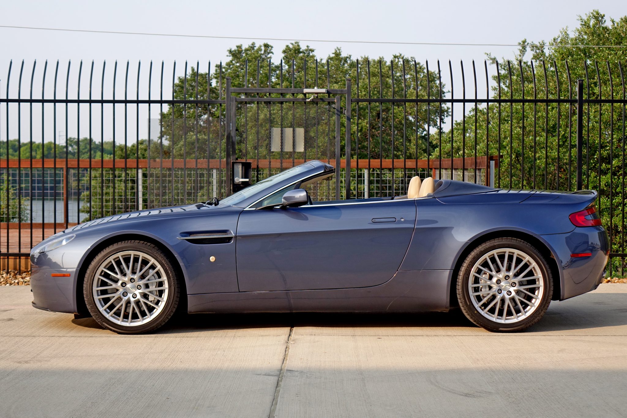 2009 aston martin v8 vantage roadster