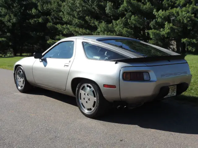 1983 porsche 928 s 5 speed nice car!