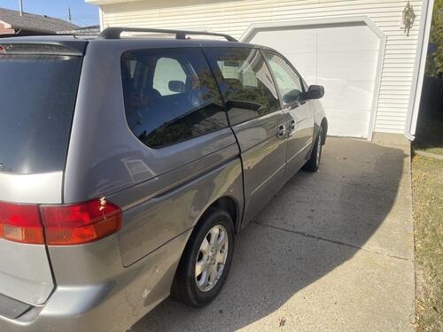 honda odyssey 2002. runs and drives smoothly. new battery . 1800 or obo