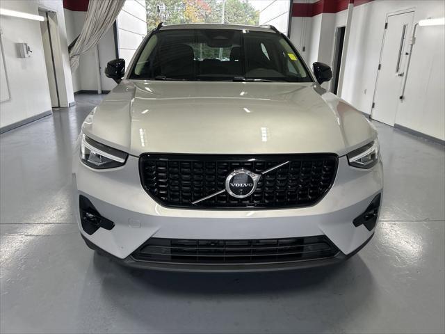 2024 volvo xc40 b5 plus dark theme
