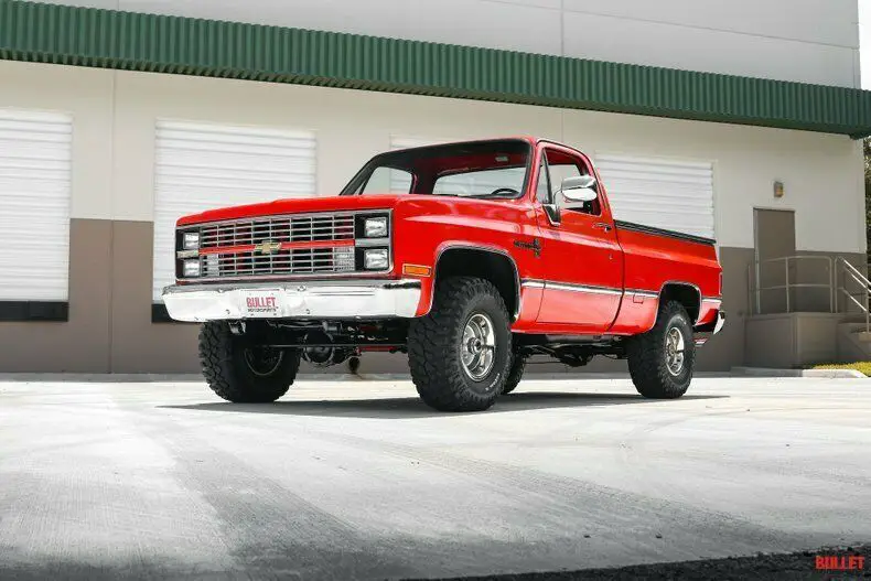 4x4 off road / cold air / 350ci v8 / automatic / bedliner bed / modern radio