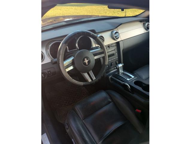 2005 ford mustang deluxe