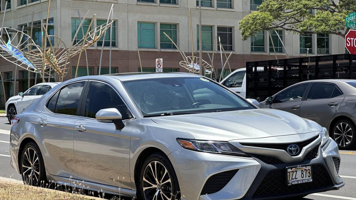 2020 toyota camry hybrid se